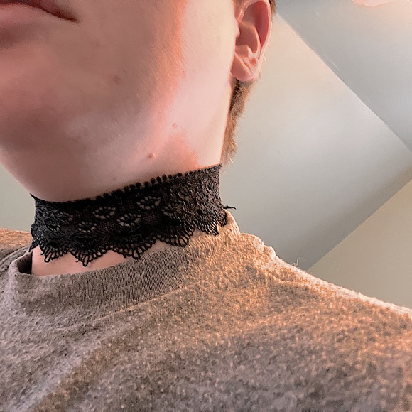 Lace Choker *brand unknown but purchased at the Bay-St. Vital Mall-Winnipeg,MB* - Picture 5 of 7